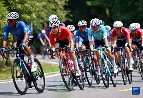 第十二屆環(huán)鄱陽(yáng)湖國(guó)際自行車大賽激情開(kāi)賽